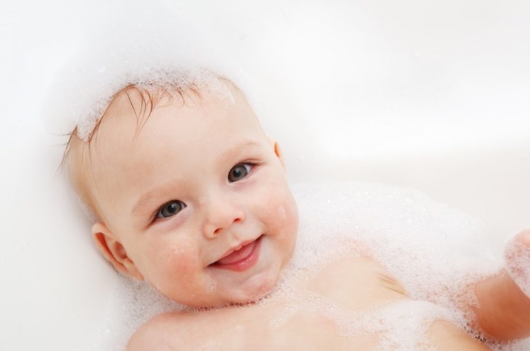 Uitstroom visueel aanpassen Je baby in bad doen – Zwangerschapspagina